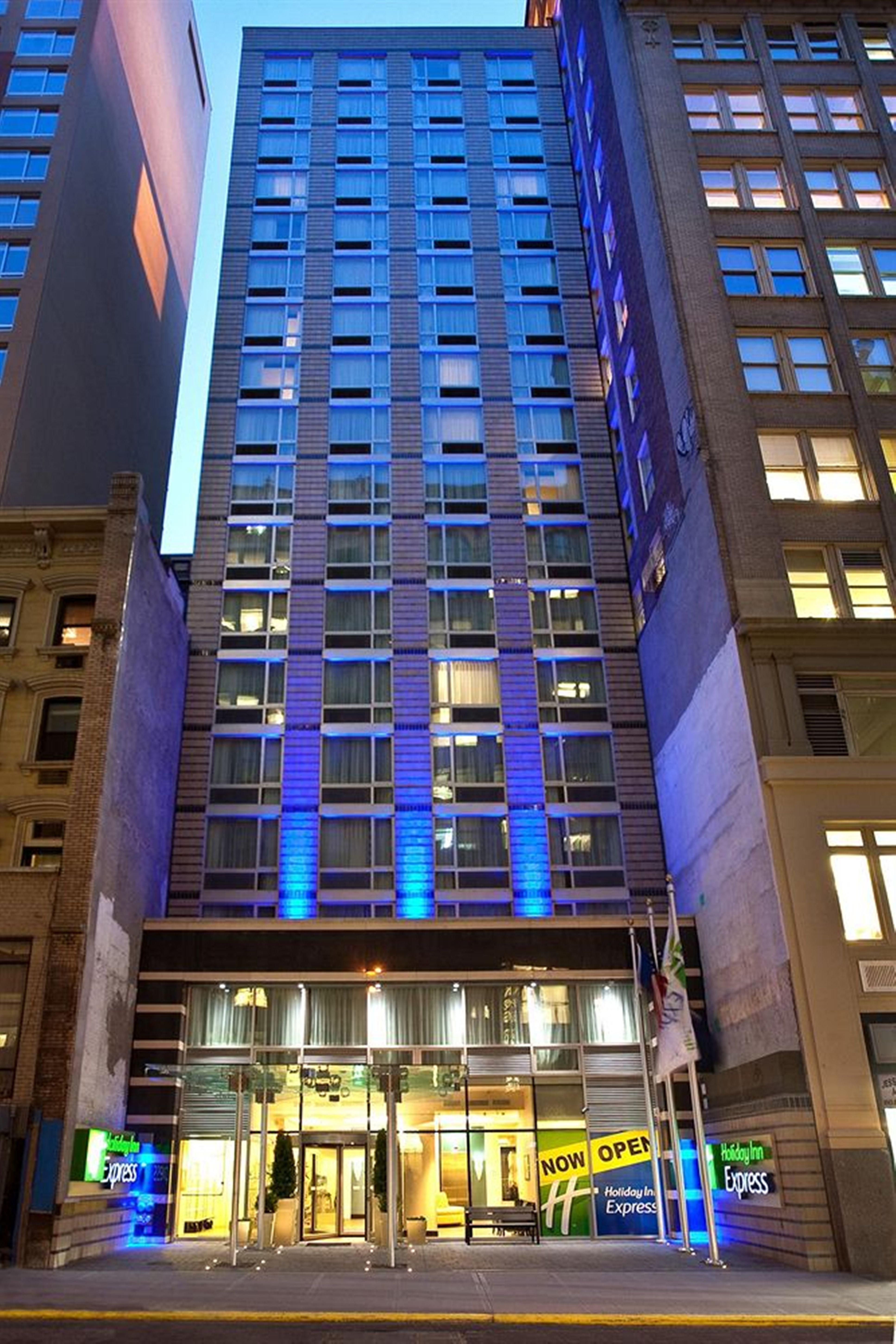 ホテル ホリデイ イン エクスプレス タイムズ スクエア サウス ニューヨーク エクステリア 写真